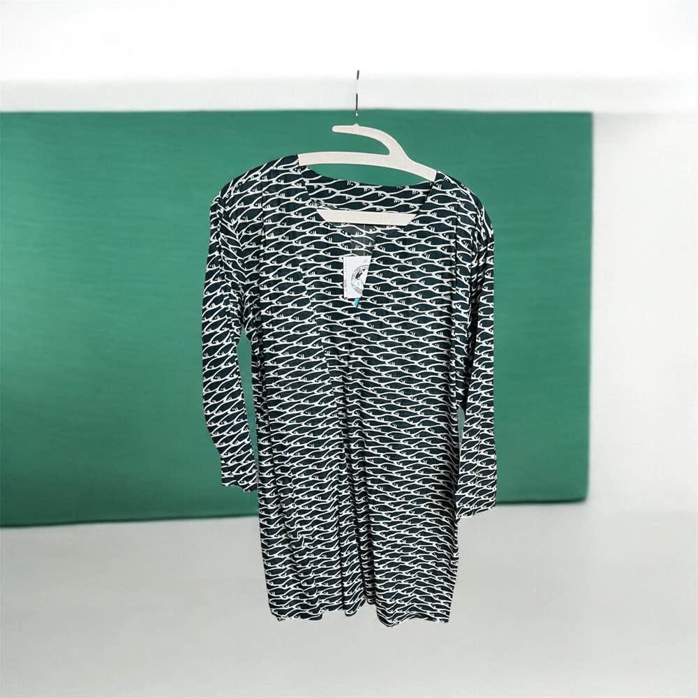 Long-sleeve black and white wave pattern tunic